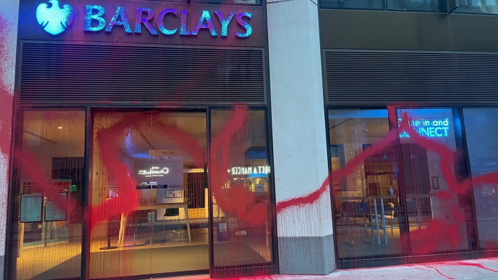 סניף ''ברקליס'' מרוסס באדום על ידי המפגינים