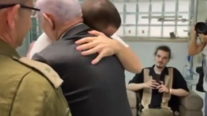 נתניהו והחטופים ששבו