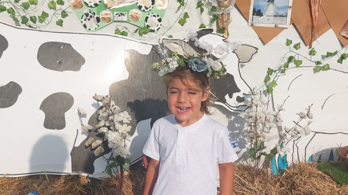 אדם עקירב בן השלוש בטקס שבועות היום בגן של יעל בכפר מעש