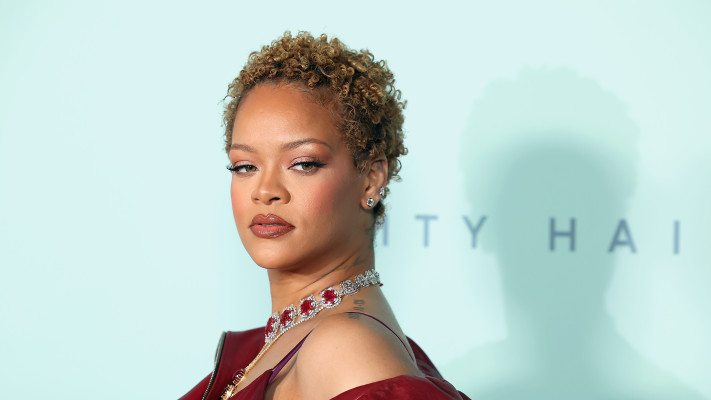 ריהאנה עם שערה הטבעי (צילום: Leon Bennett gettyimages)