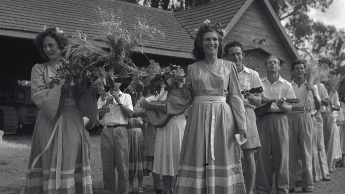 תמונות ארכיון מחג השבועות מימי המנדט הבריטי