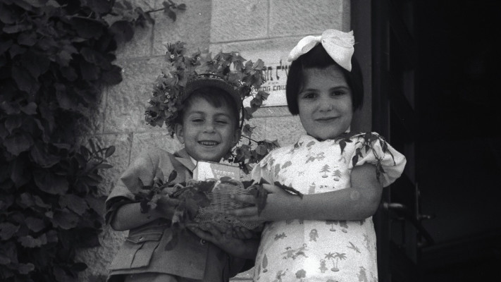 תמונות ארכיון מחג השבועות מימי המנדט הבריטי