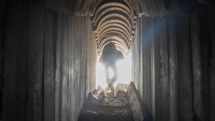 Soldats de Tsahal dans un tunnel dans les camps du centre de la bande de Gaza (photo : porte-parole de Tsahal)