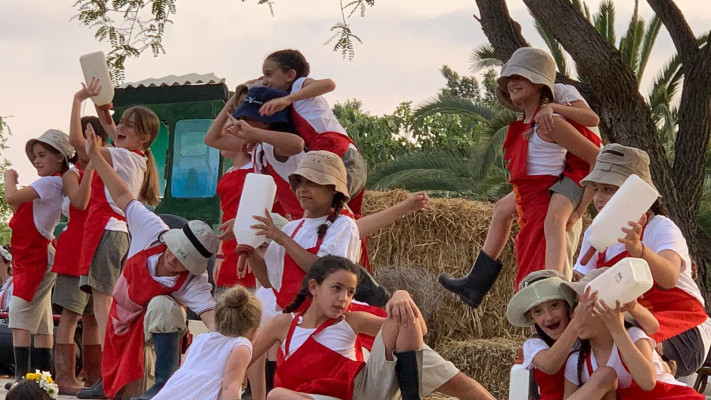חג השבועות בקיבוצי עוטף עזה (צילום: חשבון הפייסבוק של מירי גד מסיקה)