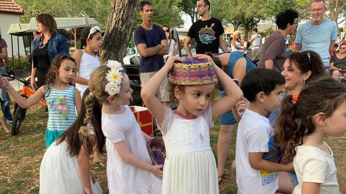 חג השבועות בקיבוצי עוטף עזה (צילום: חשבון הפייסבוק של מירי גד מסיקה)
