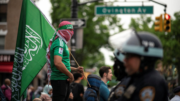 דגל חמאס בהפגנה פרו-פלסטינית בניו יורק (צילום: REUTERS/Eduardo Munoz)