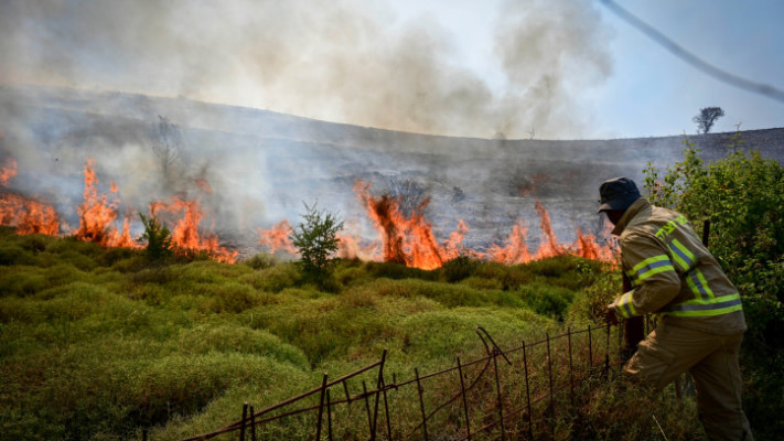 שריפה שפרצה סמוך לצפת בשל נפילת רקטה (צילום: מיכאל גלעדי, פלאש 90)