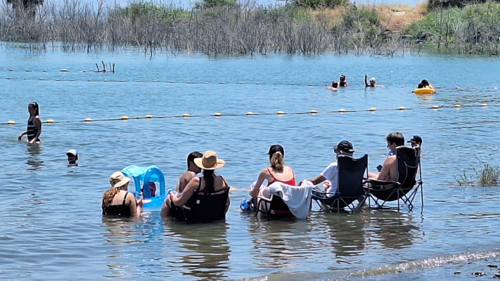 נופשים בחוף מפרץ אמנון בכנרת (צילום: אושרי בן דור, איגוד ערים כנרת)