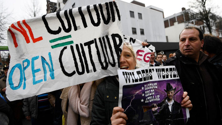 הפגנה של פעילים תומכי הגירה בהולנד בזמן הפגנה נגד חירט וילדרס (צילום: REUTERS/Dylan Martinez)