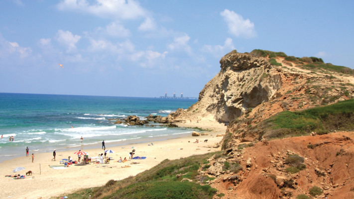 חוף ותל גדור