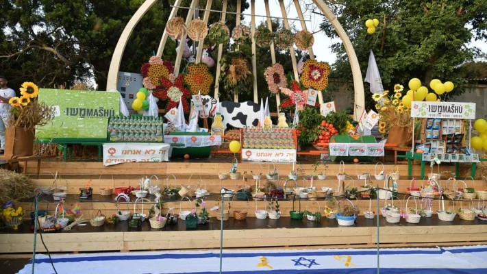 מיצבי שבועות ובלונים צהובים להשבת החטופים, שבועות בקיבוץ