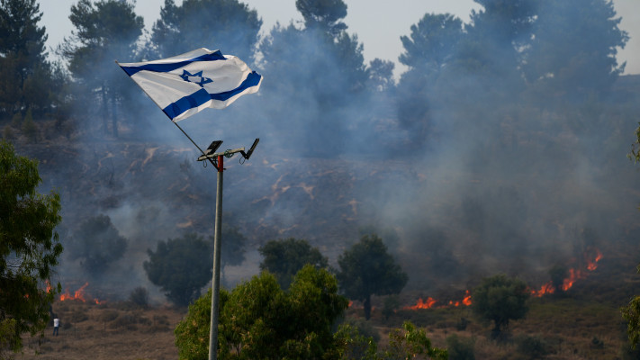 שריפות בעקבות ירי רקטי (צילום: אייל מרגולין, פלאש 90)