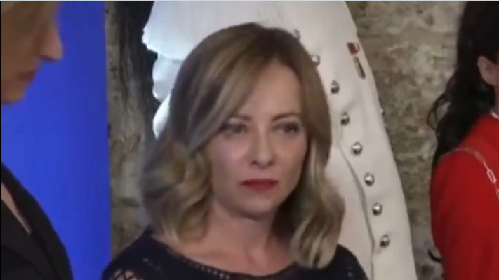 ג'ורג'יה מלוני משיבה באנחת רווחה למקרון