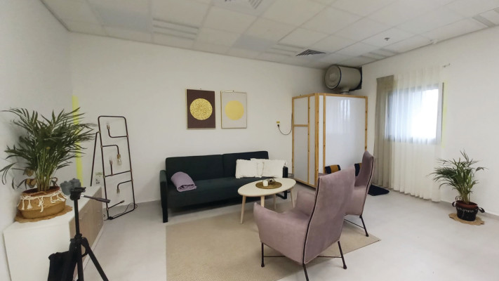 חדר טיפול במרפאת בריאות הנפש בבנין המרפאות על שם גלסמן במרכז הרפואי הרצוג