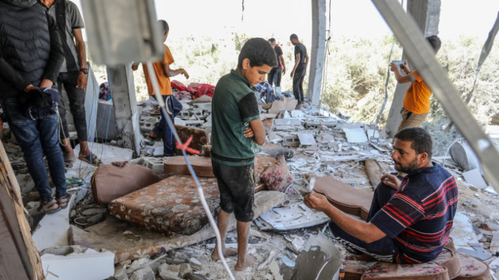 תושבים פלסטינים בבית שנהרס בתקיפת צה''ל בעזה (צילום: עבד ראחים חטיב, פלאש 90)