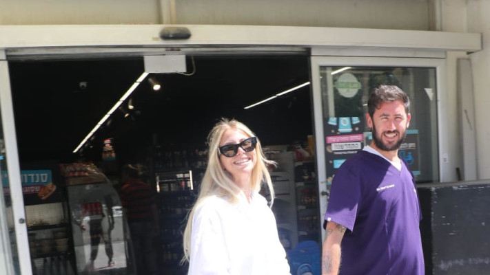 עומרי קראוס ודריה גינזברג לאחר חתונתם (צילום: פול סגל)