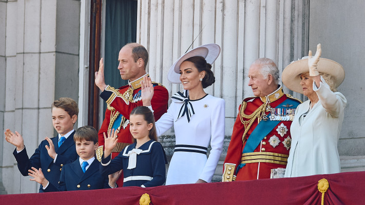 וויליאם וקייט יחד עם ילדיהם ועם מלך ומלכת בריטניה (צילום: BENJAMIN CREMEL/AFP via Getty Images)