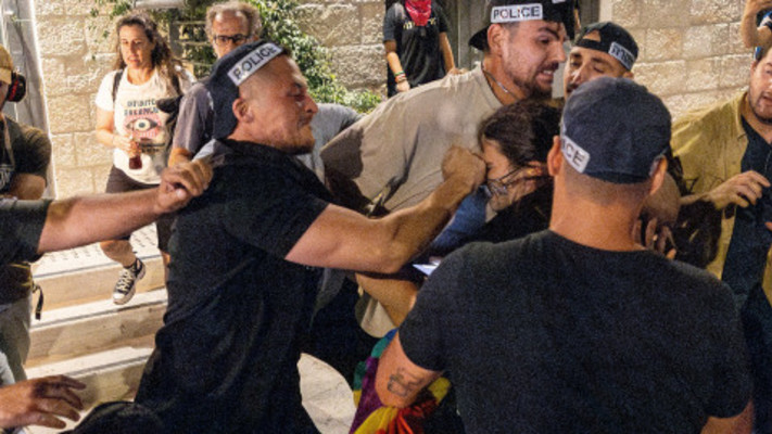 שוטר מטיח אגרוף במפגינה בירושלים (צילום: יונתן זינדל, פלאש 90)