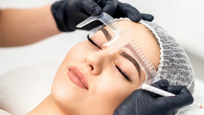 עיצוב גבות: מומלץ לעשות לפחות 3 ימים לפני האירוע