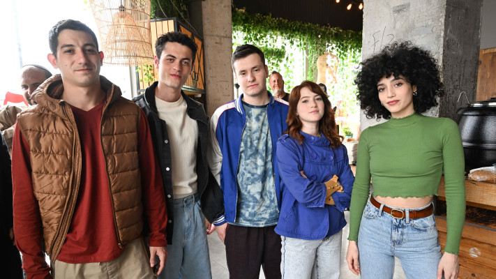 כוכבי מיוחדת כאן 11