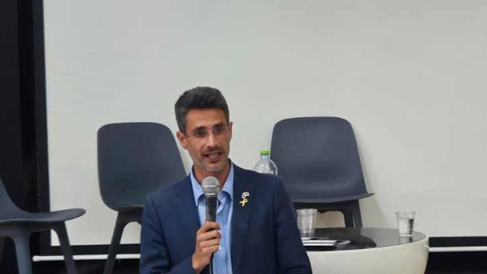 אביחי שטרן בכנס ''מאבדים את הצפון'' (צילום: מילואימניקים - דור הניצחון)