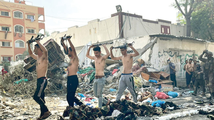 פלסטינים נכנעים ליד בית החולים כמאל אדואן