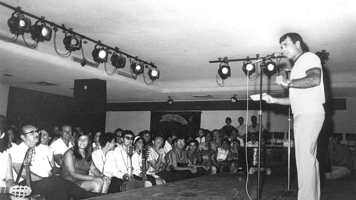 אפי נצר שירה בציבור במועדון צוותא 1970 (צילום: פוטו מקי)