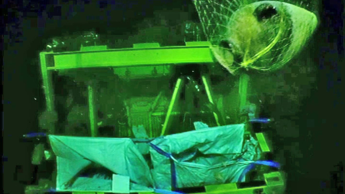 הוצאת הקנקן ע''י רובוט ממים בעומק של 1.8 ק''מ