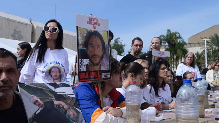 עומר שם טוב שלט כיכר החטופים