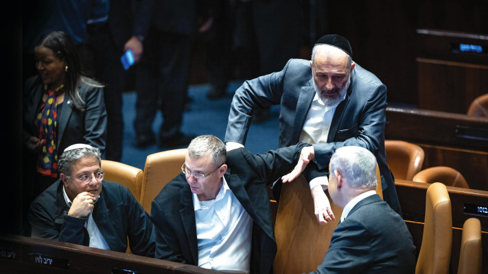 ראש הממשלה בנימין נתניהו עם אריה דרעי, יריב לוין ואיתמר בן גביר (צילום: יונתן זינדל, פלאש 90)