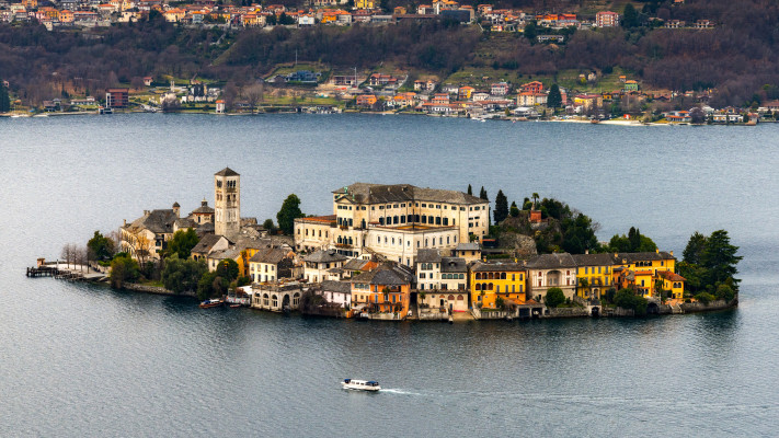 האי מול הכפר אורטה סן ג'וליו