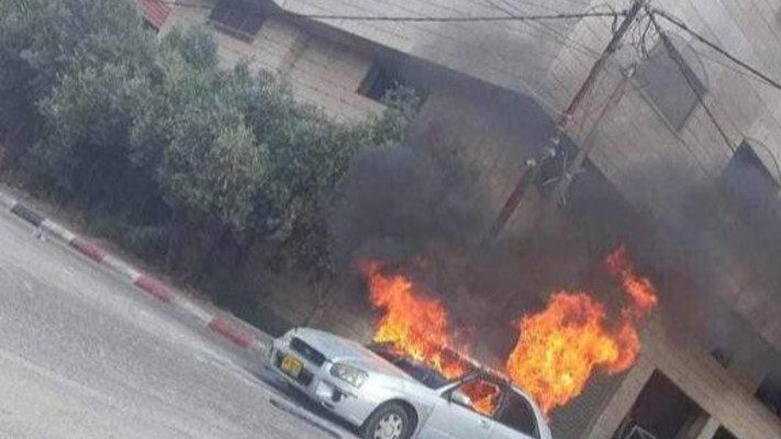 רכב ישראלי שהוצת בקלקיליה (צילום: רשתות ערביות)