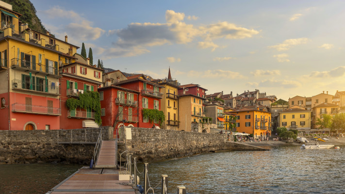 העיירה וארנה שעל אגם קומו