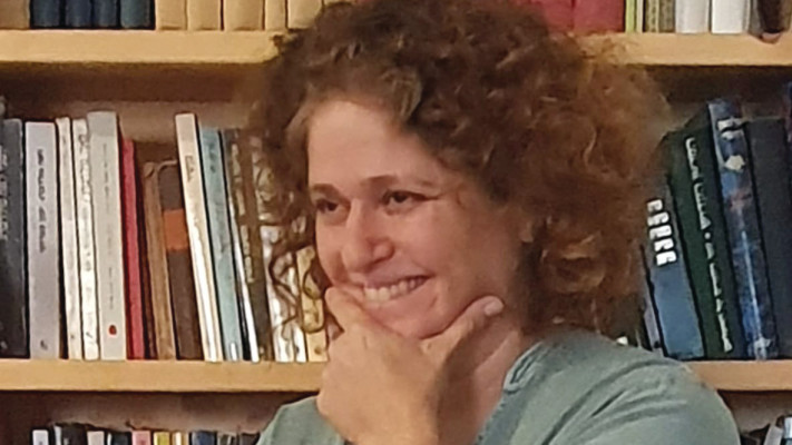 יערה בר מטפלת באמצעות אומנויות בביליותרפיה