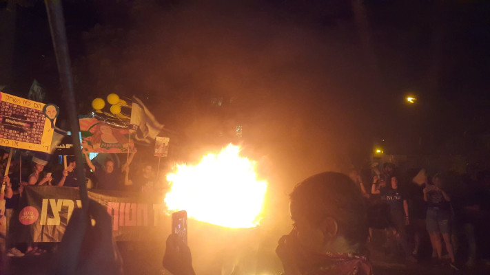 מדורה שהדליקו מפגינים ברחוב קינג ג'ורג' בתל אביב