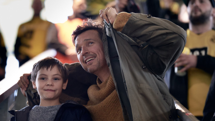 באיצטדיון הכדורגל, מנסים לשבור את החוקים