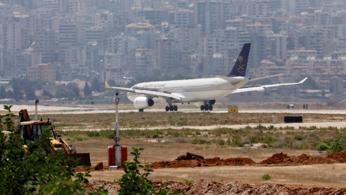מטוס נוחת בשדה התעופה רפיק אל חרירי בביירות שבלבנון (צילום: REUTERS/Jamal Saidi)