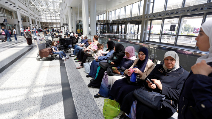 פליטים סורים מחכים בשדה התעופה רפיק אל חרירי ביירות שבלבנון (צילום: REUTERS/Jamal Saidi)