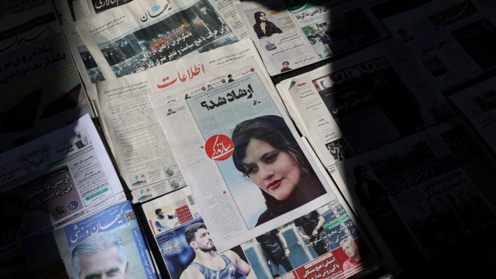 עיתון עם תמונתה של מהסה אמיני, ספטמבר 2022 (צילום: WANA