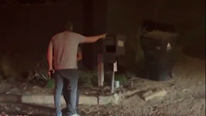 בן אפלק בפנייה זועמת לצלם שסינוור את דרכו (צילום: צילום מסך טוויטר)