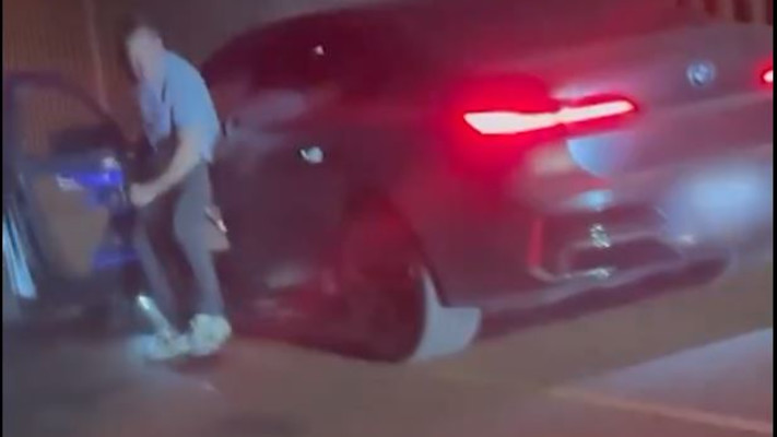 בן אפלק יוצא ממכוניתו  (צילום: צילום מסך טוויטר)