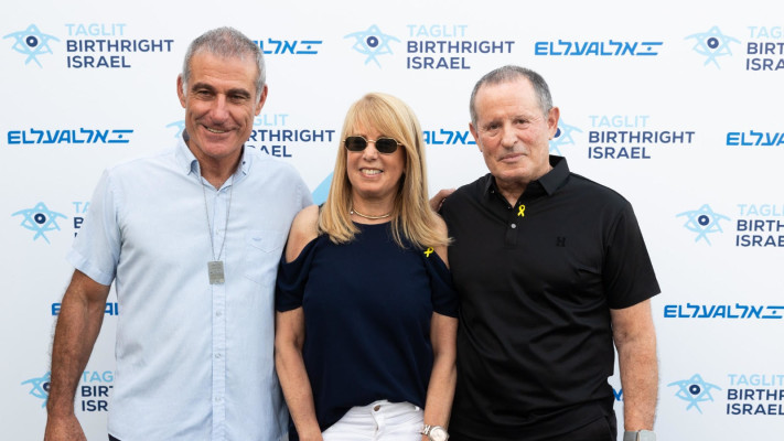 מאיר שמיר ועדינה שמיר וגידי מרק (צילום: מארק נומדר)