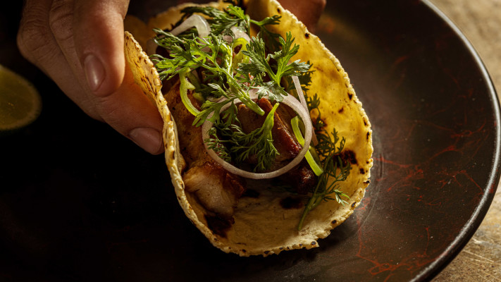 טאקו מקסיקני. אידיאלי לצד בירה