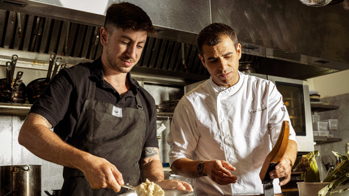 השפים אוראל קמחי ושחר וולמר בפעולה