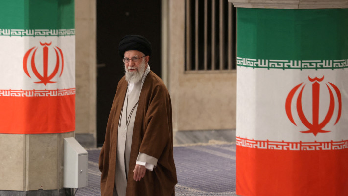 עלי ח'אמנאי בקלפי לבחירות לפרלמנט האיראני, 10.05.24 (צילום: רויטרס)