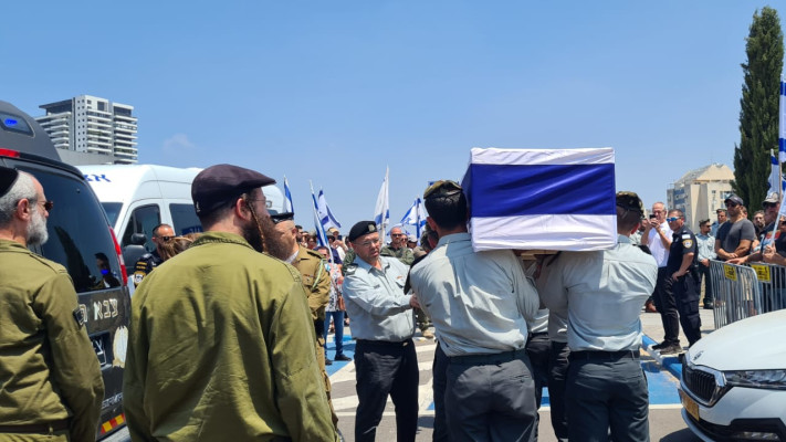 סרן אלון סאקאג'יו שנפל בפעילות בג'נין מובא למנוחות בחדרה (צילום: ללא קרדיט)