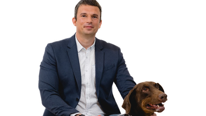 כריסטיאן טאשב והכלב דומיניק, שמבקר במשרד במסגרת מדיניות  Pet friendly offices של החברה (צילום: רן ברגמן)