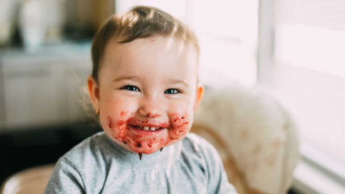 הילד צריך לראות את ההורה אוכל פירות וירקות כחלק מלמידת הרגלי האכילה