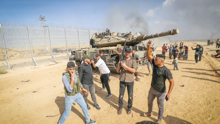 פלסטינים לאחר שחצו את גדר הגבול עם ישראל ברצועת עזה