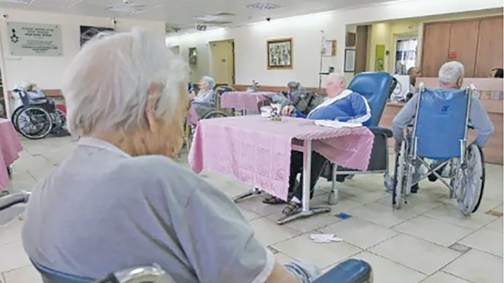 קשישים בבית אבות (צילום: אנה קפלן, פלאש 90)